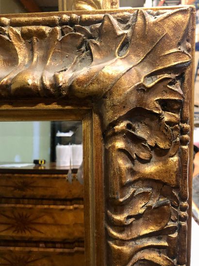 null Grand miroir rectangulaire en bois et stuc entièrement doré, à décor sculpté...