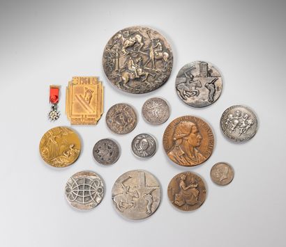 null Lot de 13 médailles en bronze et monnaies dont POrtrait d'Antoine Laurent LAVOISIER...
