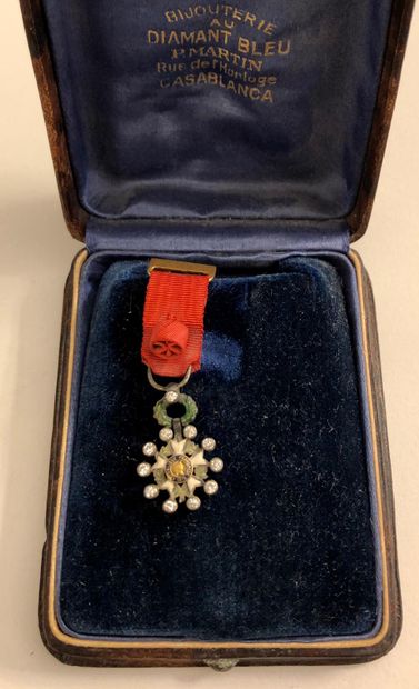Croix d'officier de la Légion d'Honneur miniature,...