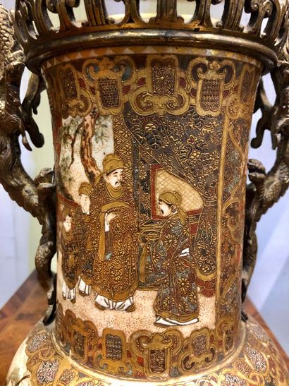 null Grand vase en porcelaine dans le goût de SATSUMA à riche décor dans des médaillons...