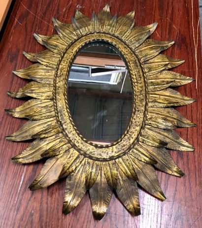 Grand miroir à suspendre en métal doré à...