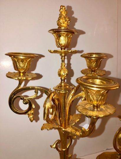 null Garniture de cheminée en bronze doré (redoré) comprenant une pendule de table,...