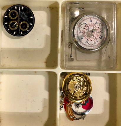 null 
NON VENU Quatre mouvements de montres chronographes dont deux de Rolex.
