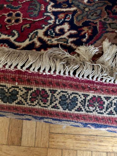 null Petit tapis en laine à champ lie de vin 

Moyen-Orient 

Xxème siècle 

170...