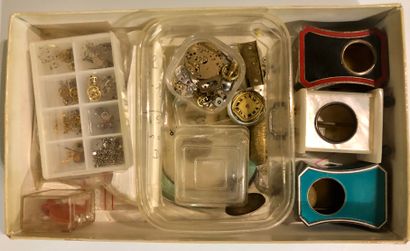 null Trois cabinets pour pendulettes miniatures, mouvements de montres démontées,...