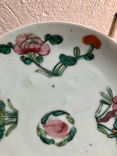 null Une coupelle en porcelaine de Chine à décor émaillé polychrome de fleurs et...