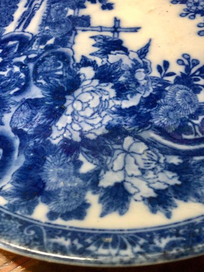 null Plat circulaire en porcelaine de Chine à décor bleu-blanc de volatils branchés...