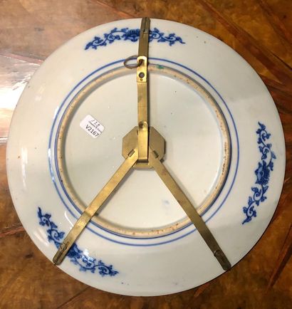 null Plat circulaire en porcelaine de Chine à décor bleu-blanc de volatils branchés...