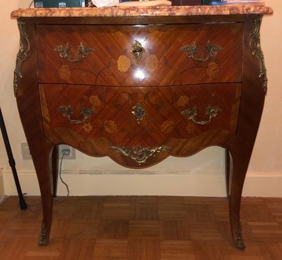 null Petite commode de forme mouvementée en bois de placage et marqueterie ouvrant...