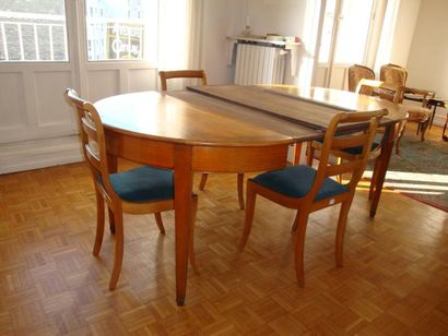 null Table bois naturel (merisier) à plateau circulaire, 3 allonges + 4 chaises ...