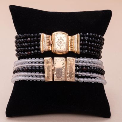 Deux bracelets de 5 rangs de perles noires...