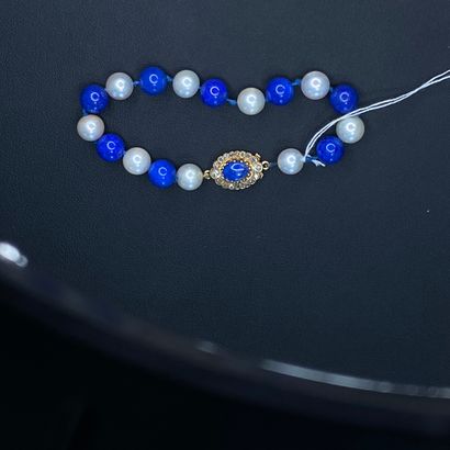 Bracelet composé d'une alternance de perles...