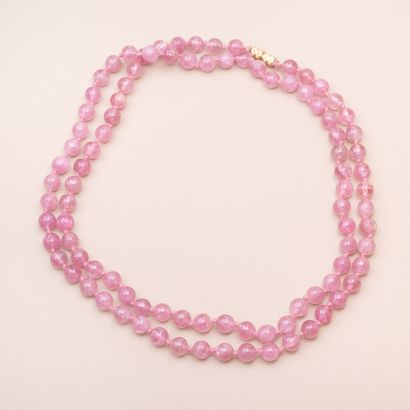 Collier composé de perles de tourmaline rose....