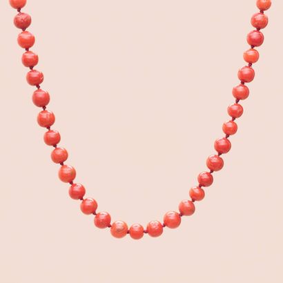 null Long collier de perles de corail rouge (dia 6.20 mm) anciennes. Fermoir en métal...