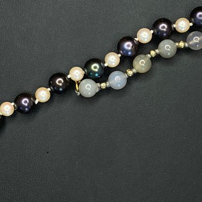Deux bracelets de perles : l’un alternant...