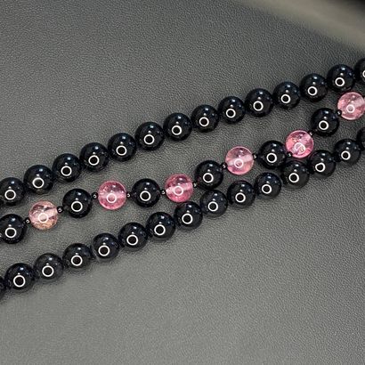 null Ensemble en perles d’onyx et de tourmaline rose composé d’un sautoir (fermoir...