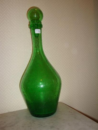 Grande carafe en verre vert bullé de BIOT,...