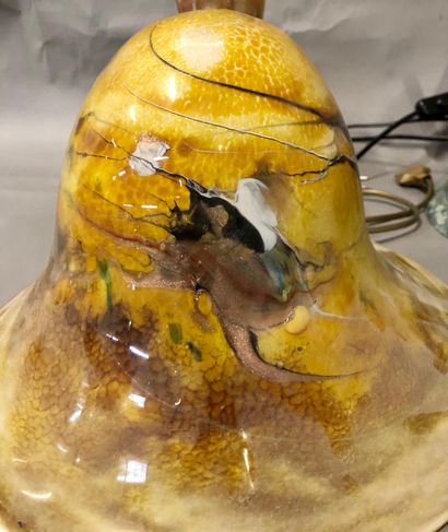 null 2 lampes dans le goût Art Déco, l'une de forme "champignon" en verre soufflé...
