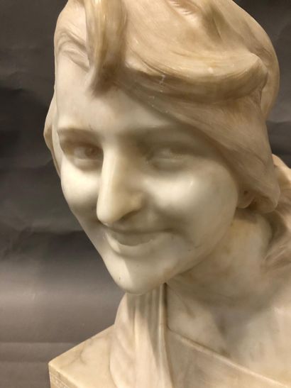 null Buste de femme souriant

Sculpture en marbre blanc probablement de Carrare

Elle...