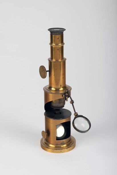 null Microscope composé monoculaire de type dit ‘microscope à tambour’ (drum microscope),...