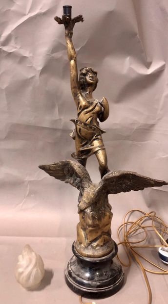 La Victoire

Sculpture en bronze à patine...