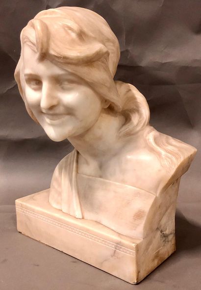 null Buste de femme souriant

Sculpture en marbre blanc probablement de Carrare

Elle...
