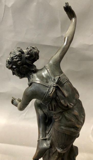 null Claire COLINET (1880 - 1950)

La danseuse

Sculpture en bronze à patine brune

Signée...