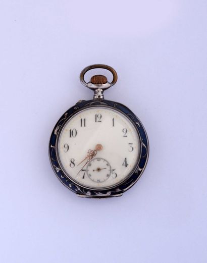 null Montre à cylindre en argent niellé, vers 1880.

Cadran en émail crème, chiffres...