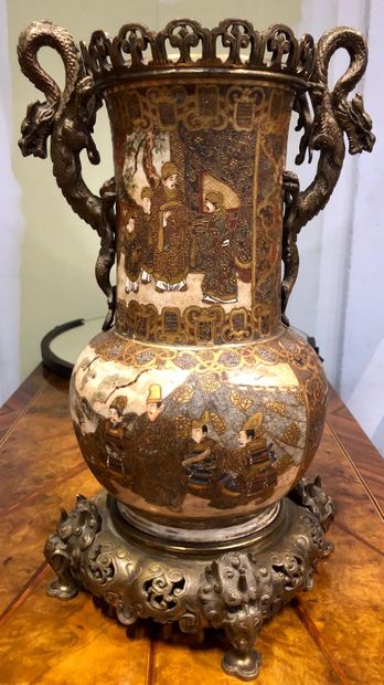 null Grand vase en porcelaine dans le goût de SATSUMA à riche décor dans des médaillons...