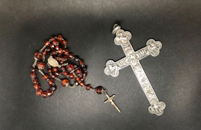 null RELIGION 

Lot comprenant :

- Une croix de baptême ou de communion en argent...