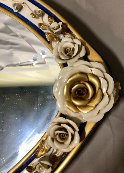 null Grand miroir ovale à suspendre à décor en relief de roses et feuillages émaillés...