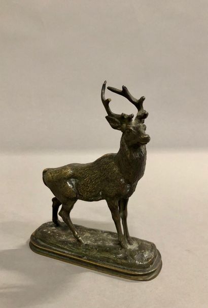 null Le grand cerf. Petite sculpture en bronze patiné reposant sur un tertre. XIXème...