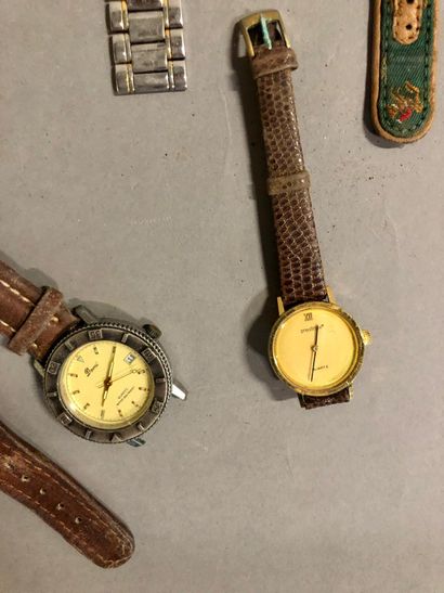 null Sept montres-bracelets quartz.