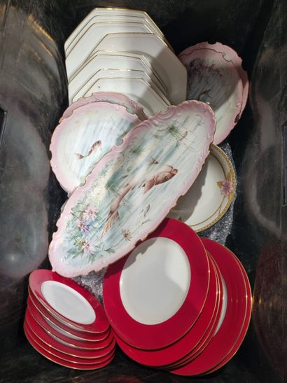null CERAMIQUE 

Une caisse comprenant des assiettes en porcelaine à marlis rouge,...