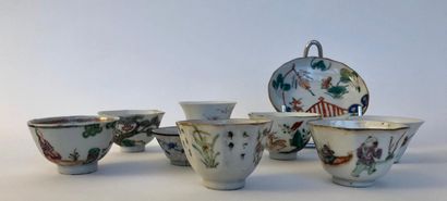 null Lot de dix pièces en porcelaine et émaux comprennant :

- Huit tasses à thé...