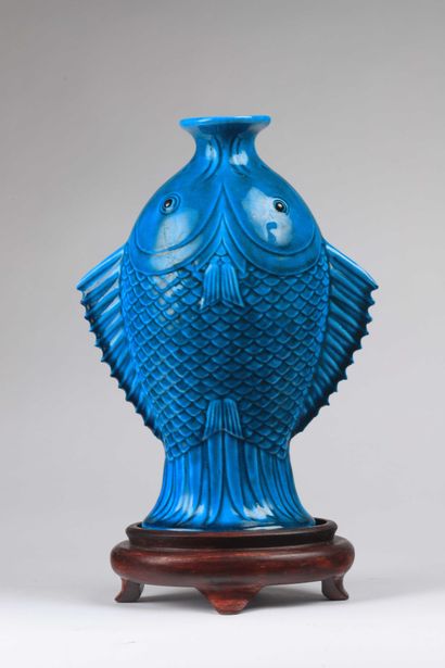 null Vase en porcelaine émaillée turquoise en forme de carpes accolées. 

Chine,...