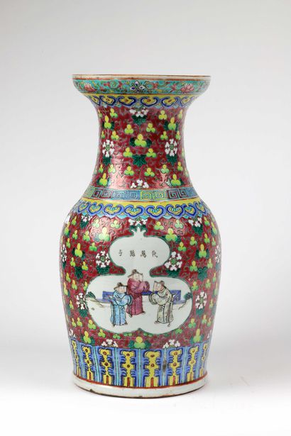 null 
Vase balustre en porcelaine à décor d'un lettré avec deux enfants, dans des...