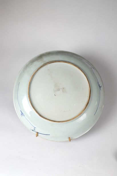 null Plat en porcelaine bleu blanc, à décor de pivoines éclatées. 

Chine, XVIIIème...