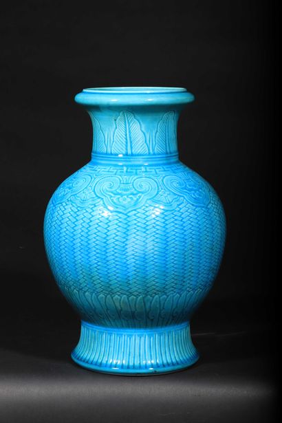 null Vase balustre en porcelaine émaillée bleu turquoise, à décor imitant la vannerie,...