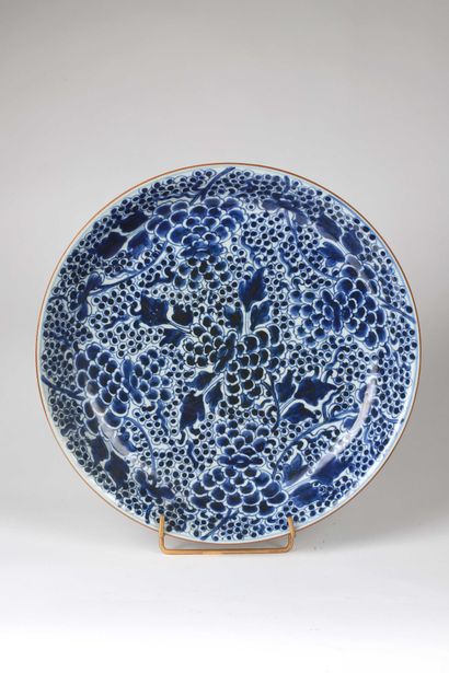 null Plat en porcelaine bleu blanc, à décor de pivoines éclatées. 

Chine, XVIIIème...