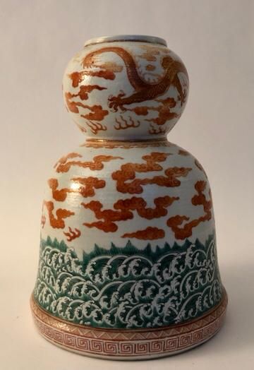 null Important vase en forme de coloquinte.

En porcelaine émaillée corail et vert...
