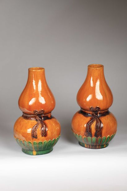null Paire de vases coloquintes en céramique émaillée sancai jaune, vert et manganèse,...