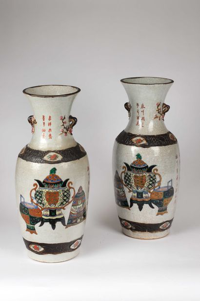 null Paire de vases balustres en porcelaine de Nankin, à décor polychrome d’objets...