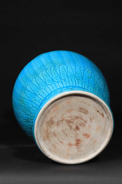 null Vase balustre en porcelaine émaillée bleu turquoise, à décor imitant la vannerie,...