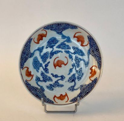 null Coupe en porcelaine émaillée bleue et rouge de fer, représentant les wufu (chauve-souris)...