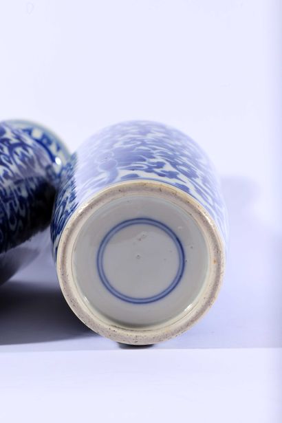 null 
Paire de vases balustres en porcelaine émaillée bleu blanc, à décor de fleurs...