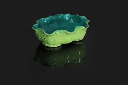 null Lave-pinceau en porcelaine émaillée verte, en forme de feuille de lotus.

Chine,...