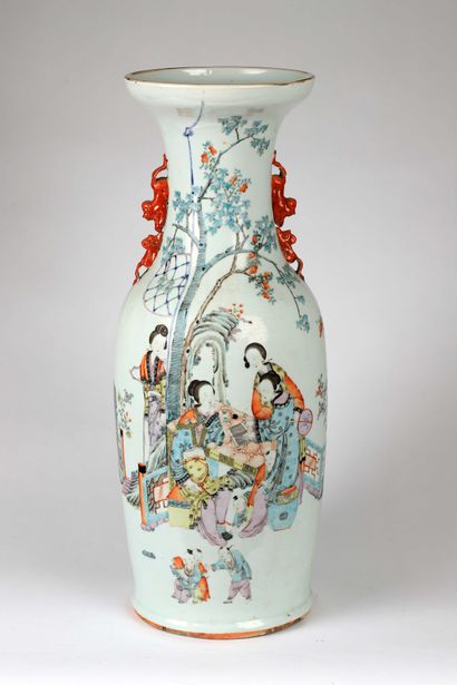 null Grand vase balustre en porcelaine et émaux de style famille rose, représentant...