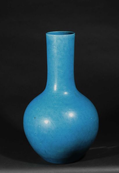 null 
Vase bouteille en porcelaine émaillée bleu turquoise. 




Chine, XVIIIème...