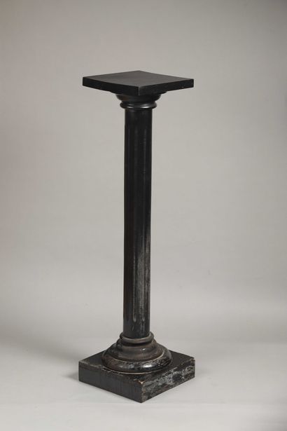 null SMALL BLACKENED WOOD SADDLE 



Fluted shaft. 

Louis XVI style, around 1900....